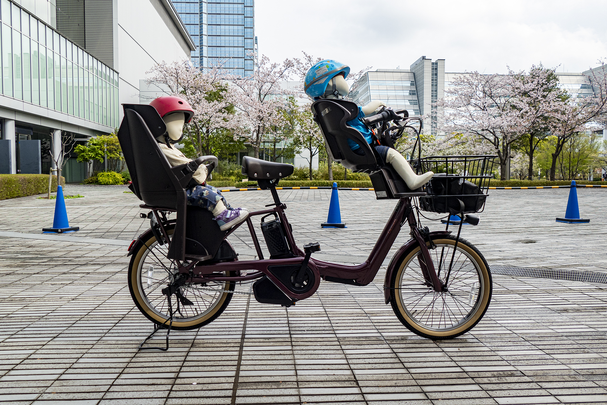 国内初、パナの子供2人乗せ電動アシスト自転車に押し歩きモード 全