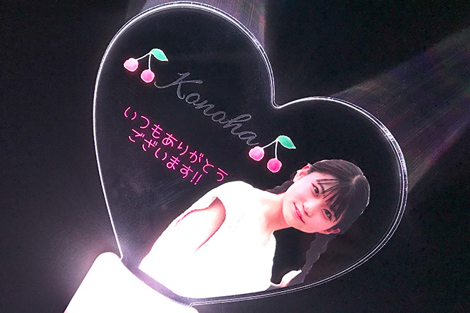 写真の女の子が愛らしいハート型のアクリルペンライト｜オリジナル