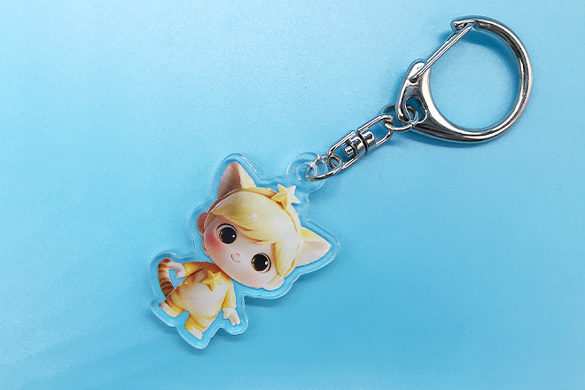 丸いフォルムと無邪気なキャラの瞳が輝くキーホルダー｜オリジナル