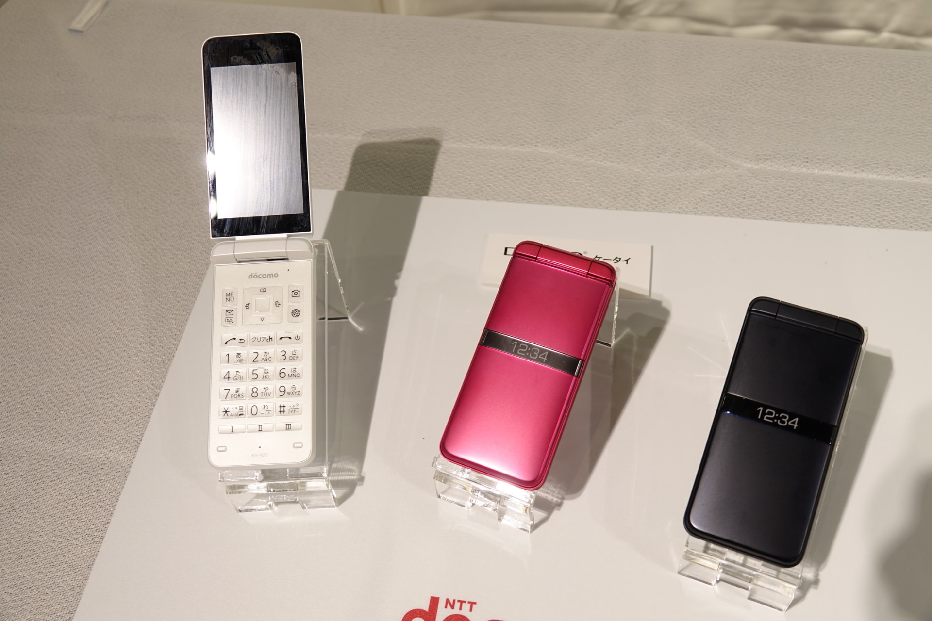 ドコモ、折りたたみフィーチャーフォン「DIGNO ケータイ KY-42C」を3月
