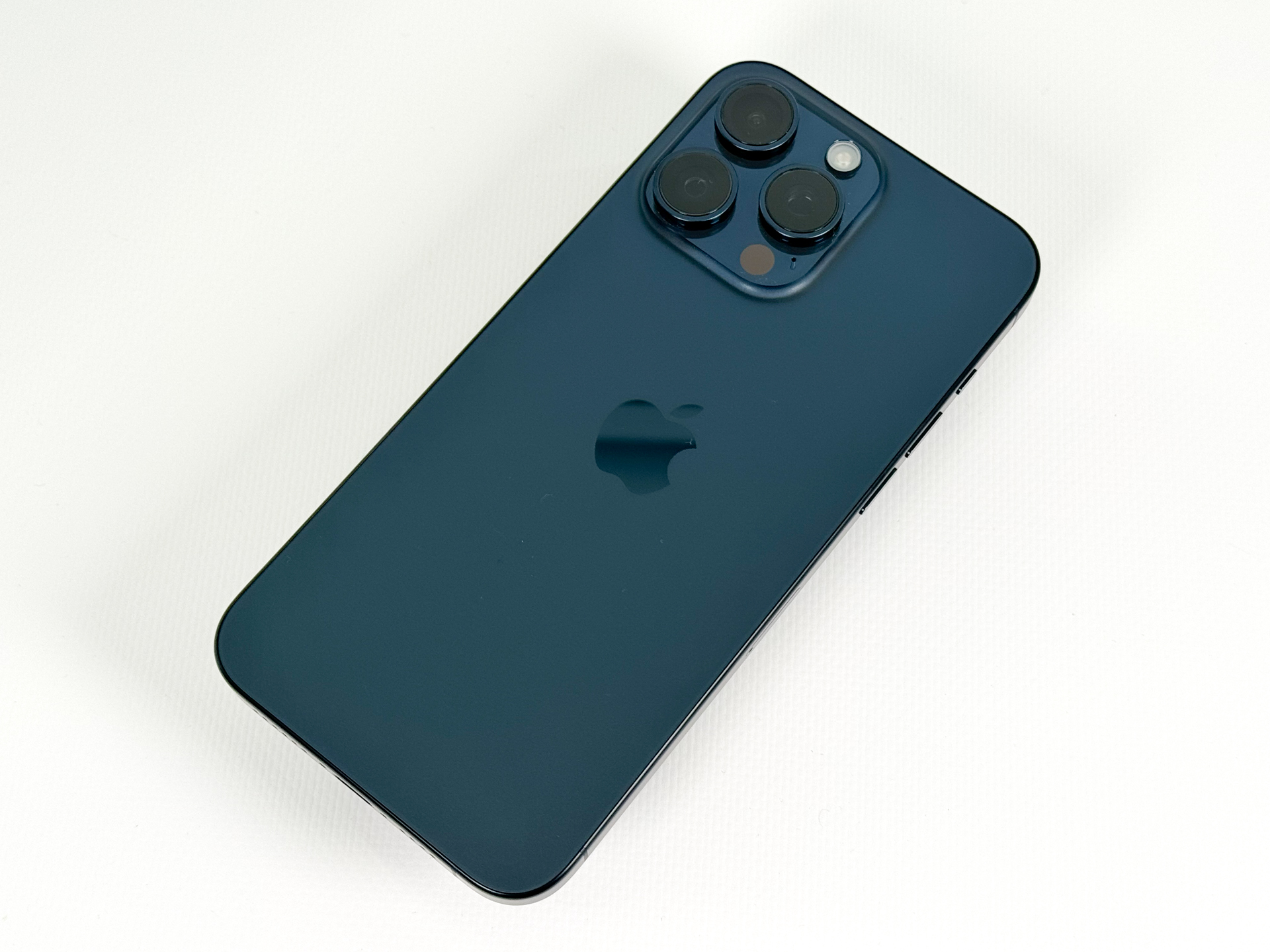 ドコモオンラインショップ、「iPhone 15 Pro Max」（1TB）を3万3000円