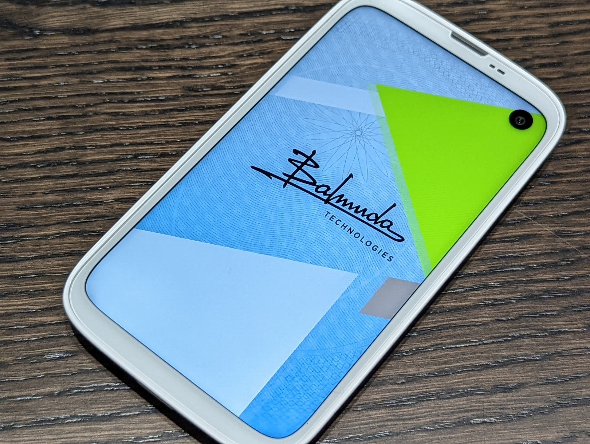 バルミューダの「BALMUDA Phone」はどんなスマホ？ さっそく実機を