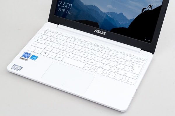 ASUS VivoBook E203MA-4000 レビュー：激安なのにけっこう使える小さな