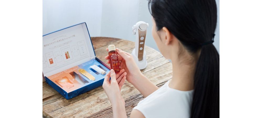 ナリス化粧品、家庭用美顔器「メガビューティ」専用の初の化粧品セット