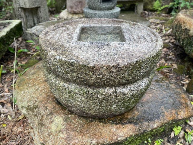 白川石の布泉型の手水鉢 ID_02_151 | 古材市庭