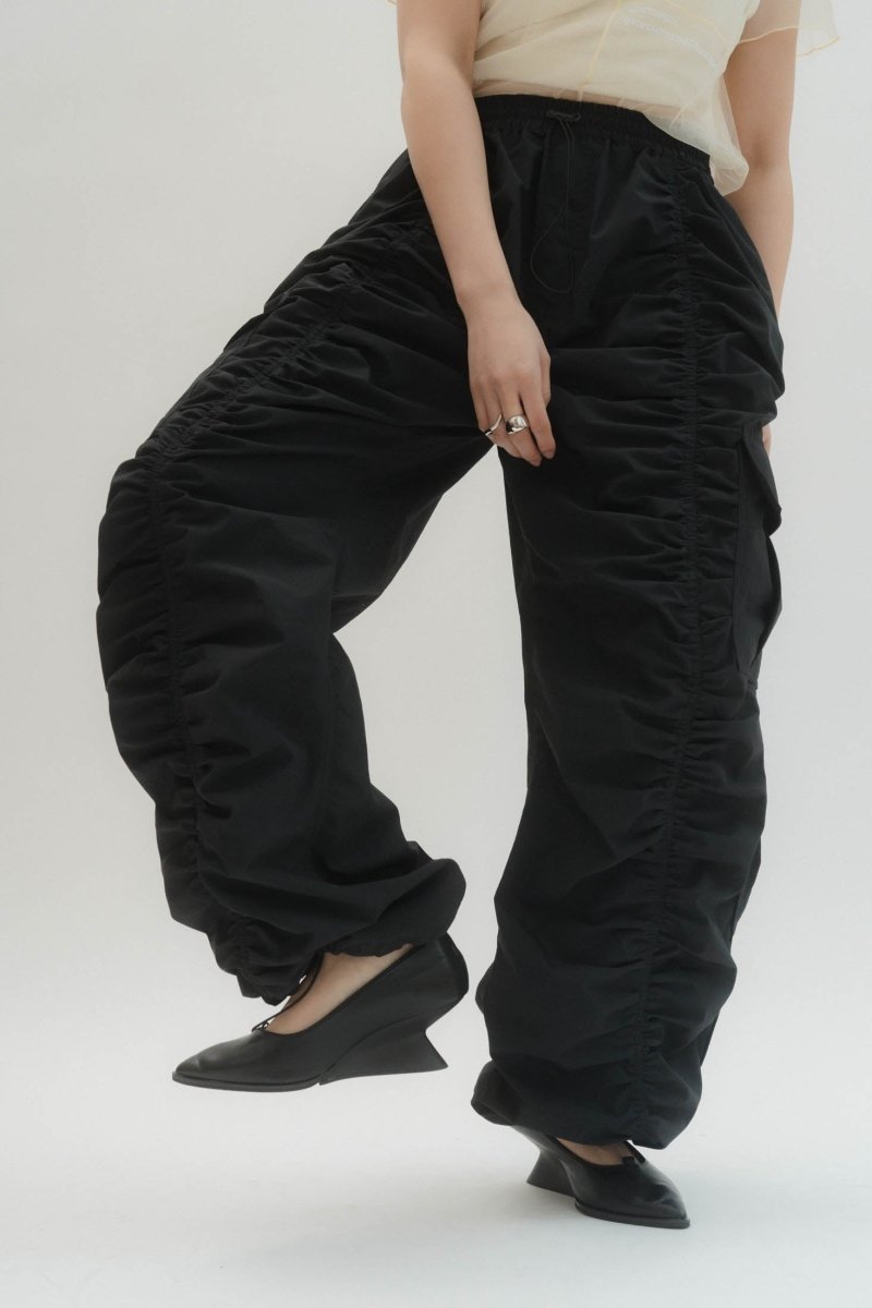 waterproof gathered pants/2color | KNUTH MARF
