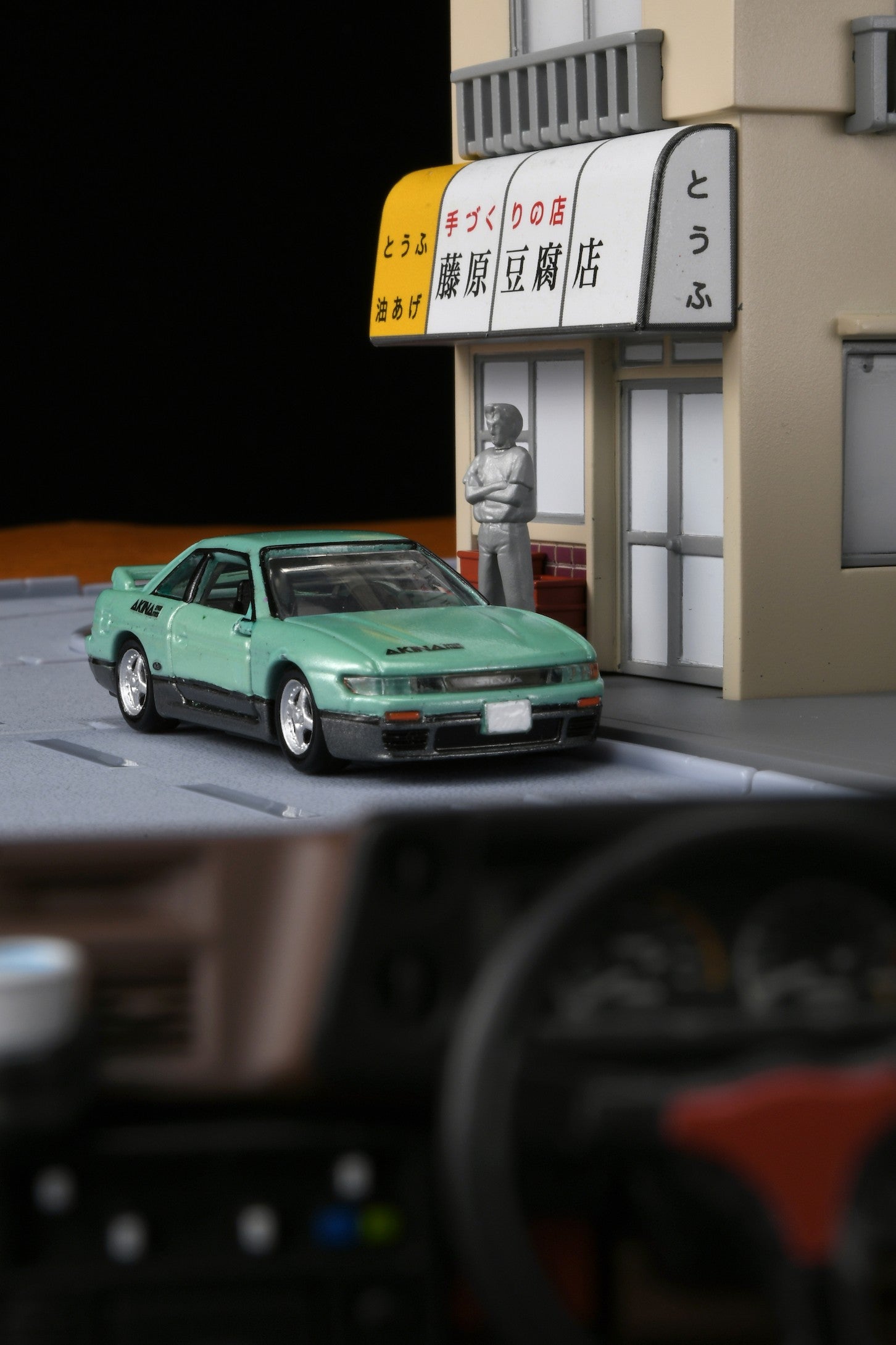 トミカから“ハチロク”のミニカー&ダッシュボードセットや“藤原豆腐店