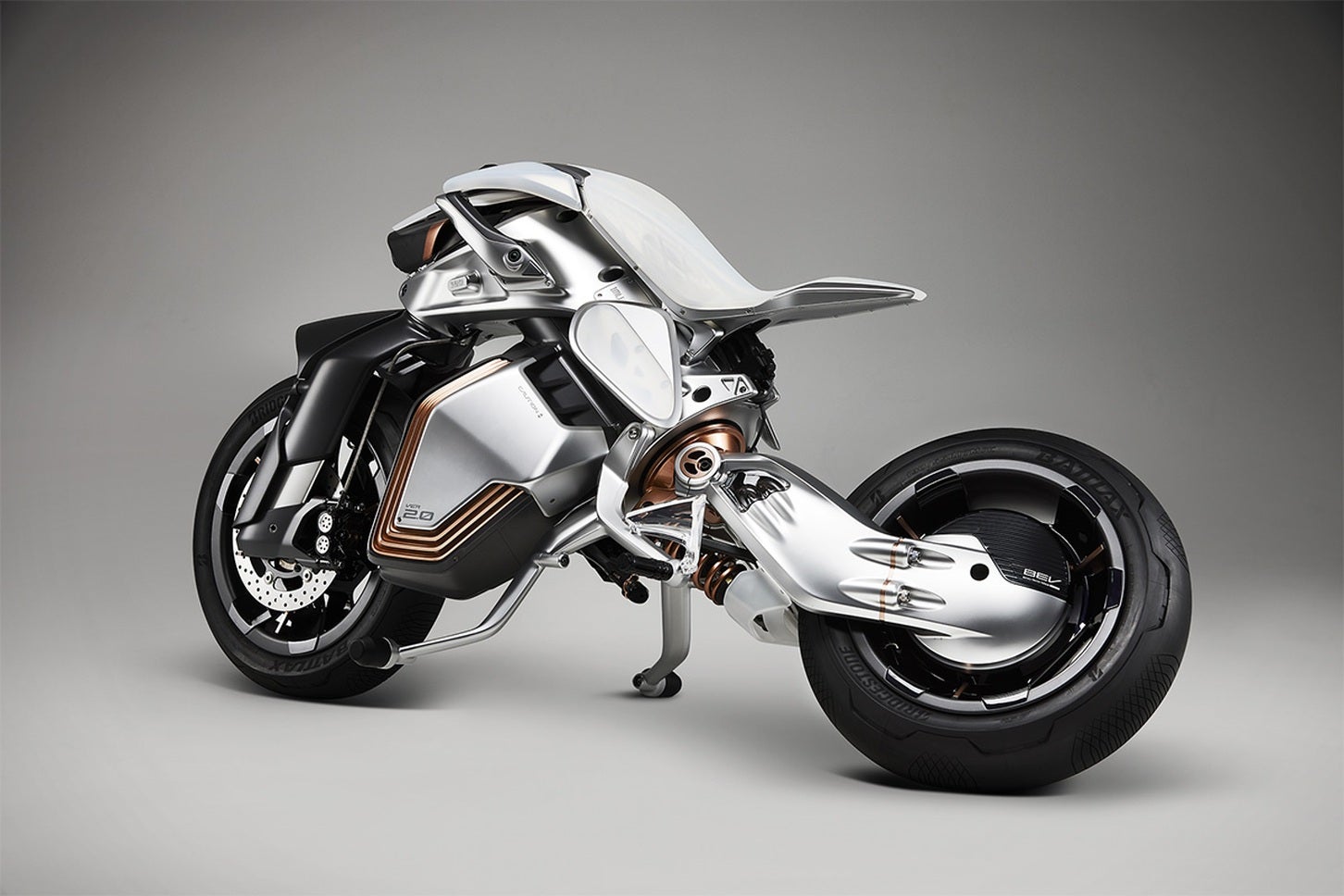 ヤマハが超カッコイイ三輪スポーツEVと、生き物のようなバイクを初公開