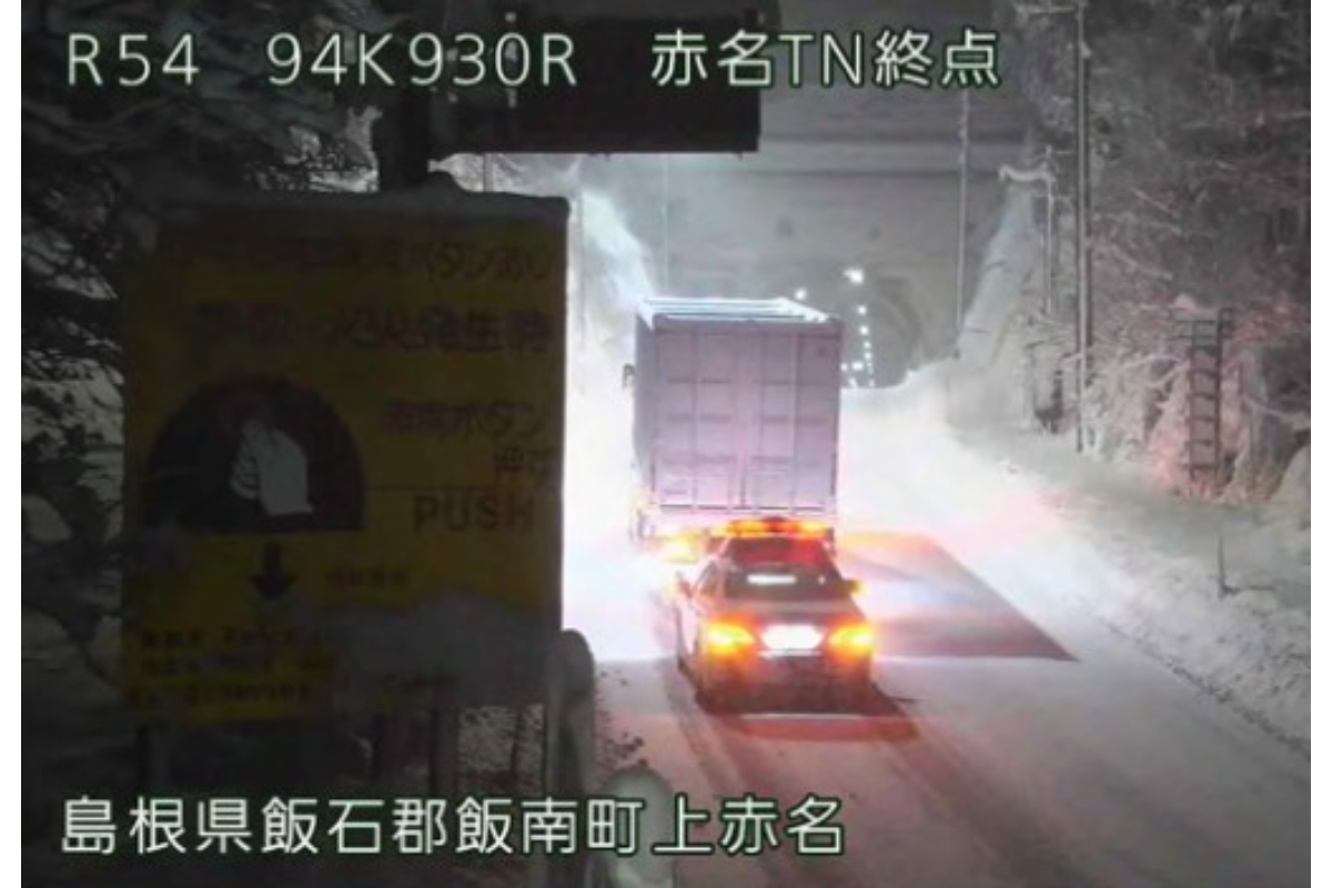 NEXCO怒りの警告「夏タイヤ車の衝突事故が起きました！」高級SUVが