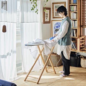 木工作家・辻 有希さんによる「TSUJIAKI（ツジアキ）」の木の一輪挿し