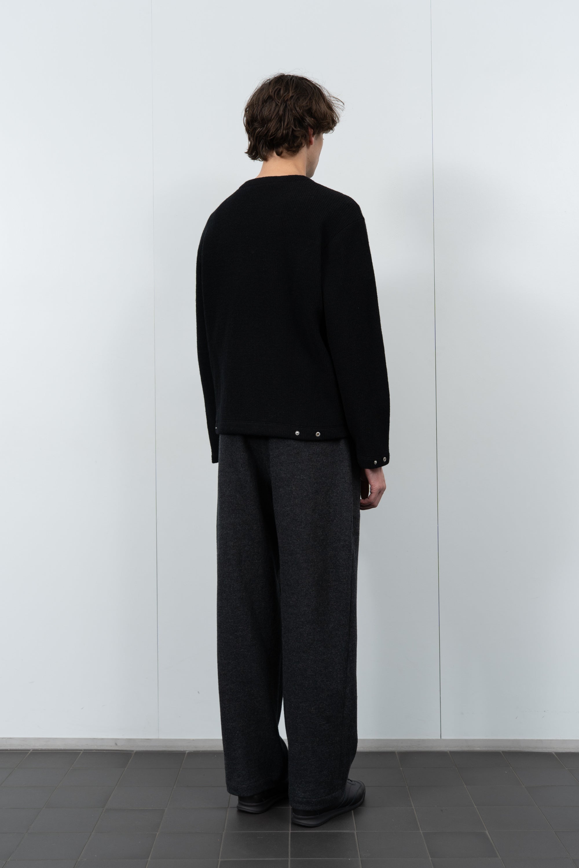 V NECK SNAP SWEATER - BLACK – LADY WHITE CO.