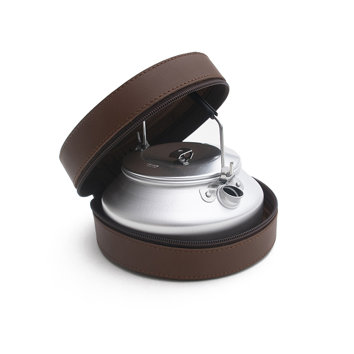 レザーケース入り コーヒーケトル0.9L ブラウン | Lemmel Kaffe