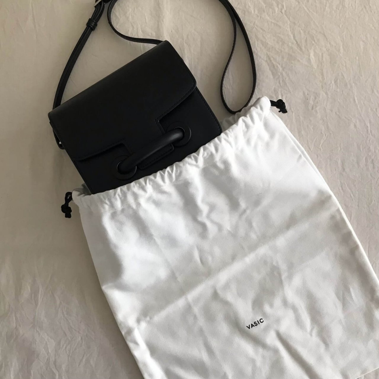 VASIC】CITY MINI MINI レザーショルダーバッグはスラムダンク3冊分 | LEE
