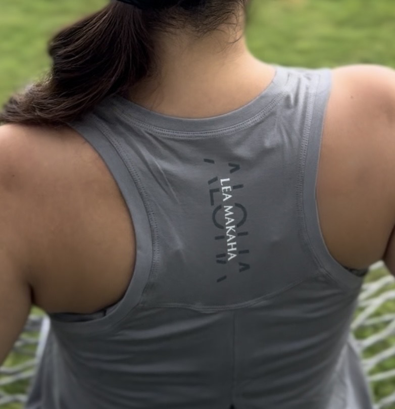 オープンバックタンクトップ（グレーLEA） - LE'A MAKAHA | レアマカハ