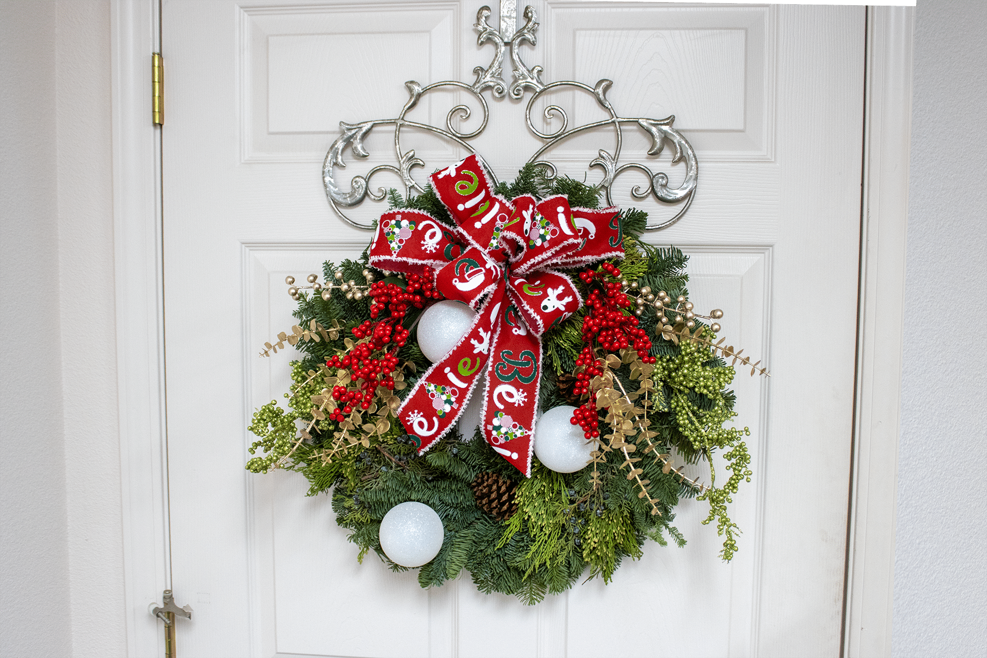 Bright Fresh Christmas Wreath | Linda's Flowers
