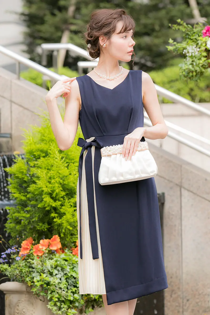 ネイビーのアシンメトリープリーツタイトドレス | Dorry doll | M
