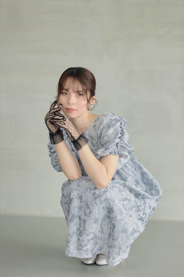 ライトグレーのバブルスリーブジャガードドレス | ANDRESD | M