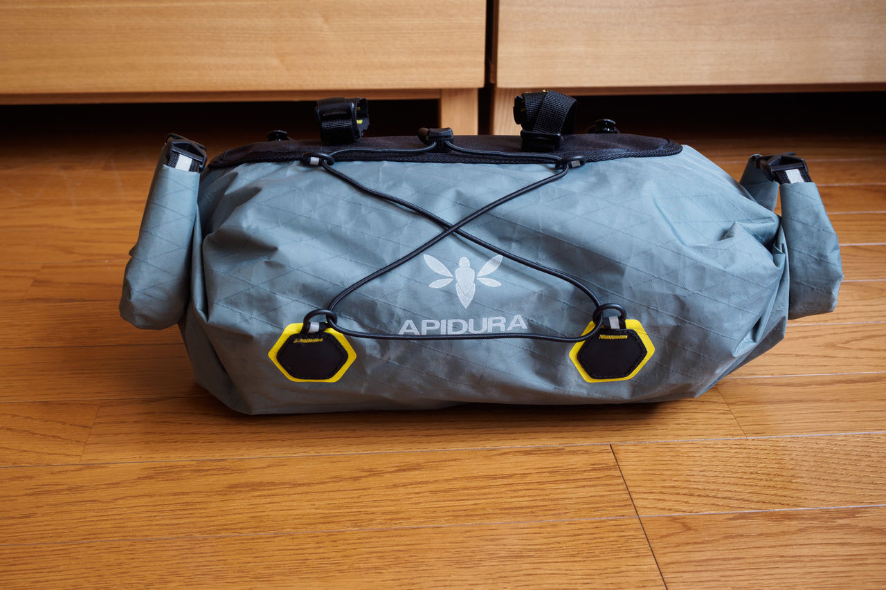 バイクパッキングギア(2) ～ Apidura ハンドルバーバッグ(レギュラー
