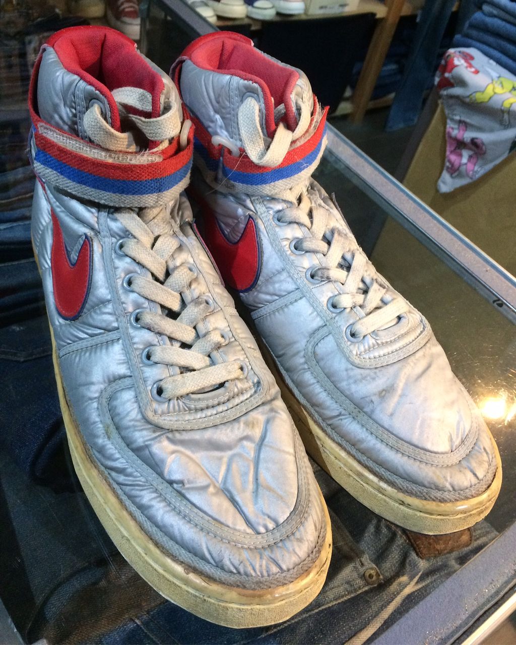 チョイ見せコレクション～NIKE バンダル ウルトラマンカラー
