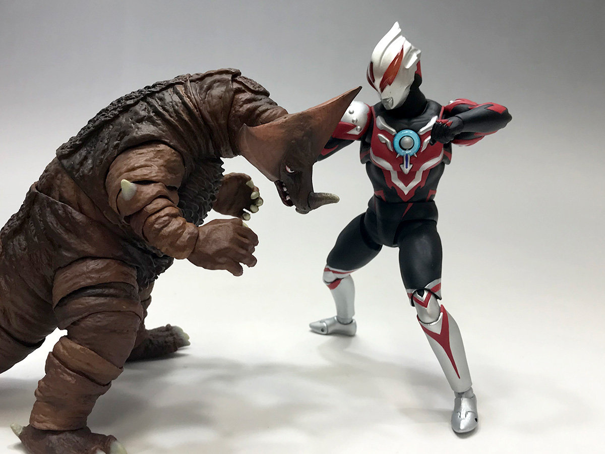 光と闇の力、おかりします！” 「ウルトラマンオーブ サンダー