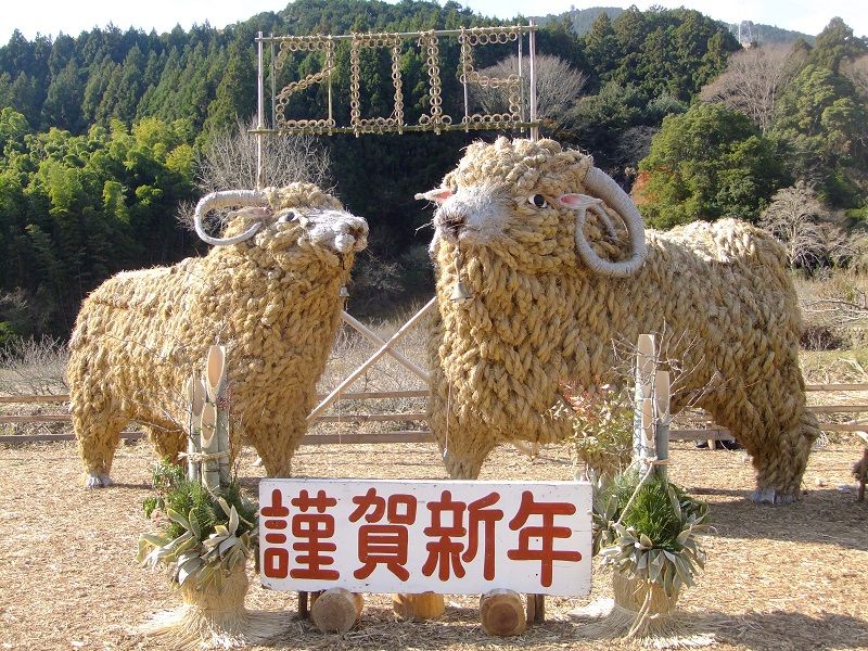 大人気のジャンボ干支 巨大な羊の前で記念写真 2015年 未(ひつじ