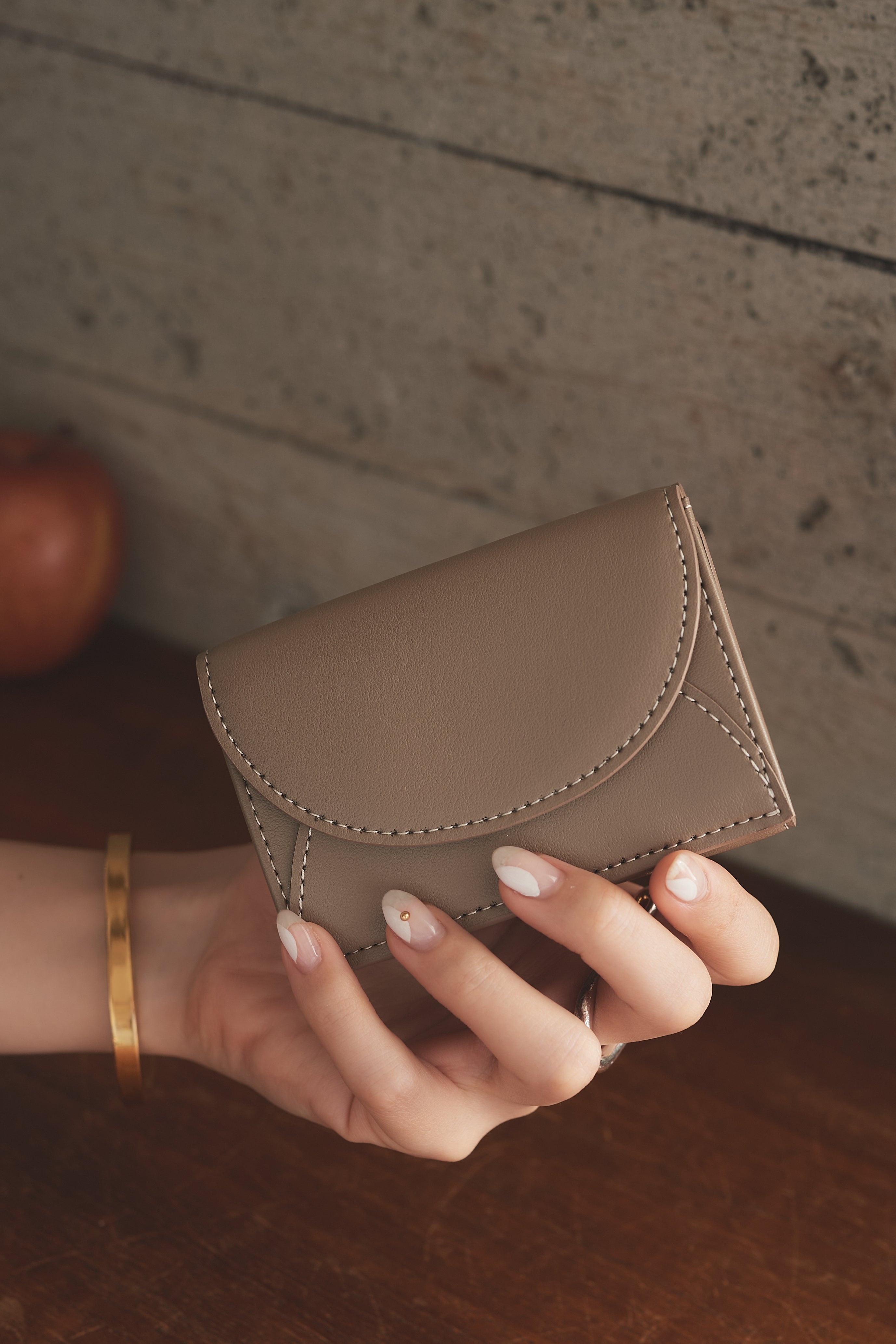 アップルレザー製コンパクトウォレット財布 「Apple Half-moon Wallet