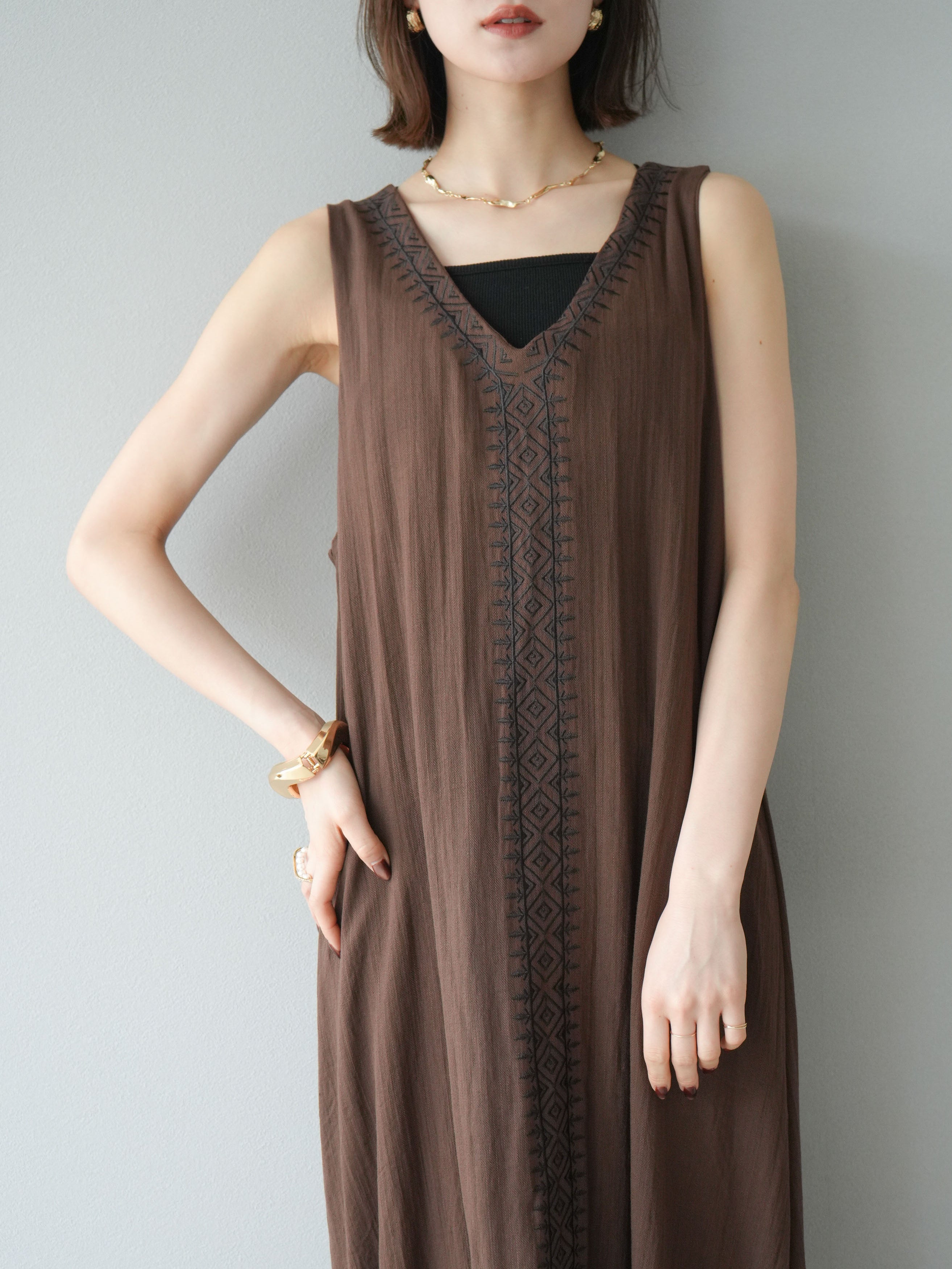 予約]刺繍Vネックワンピース/ブラウン – Lumier