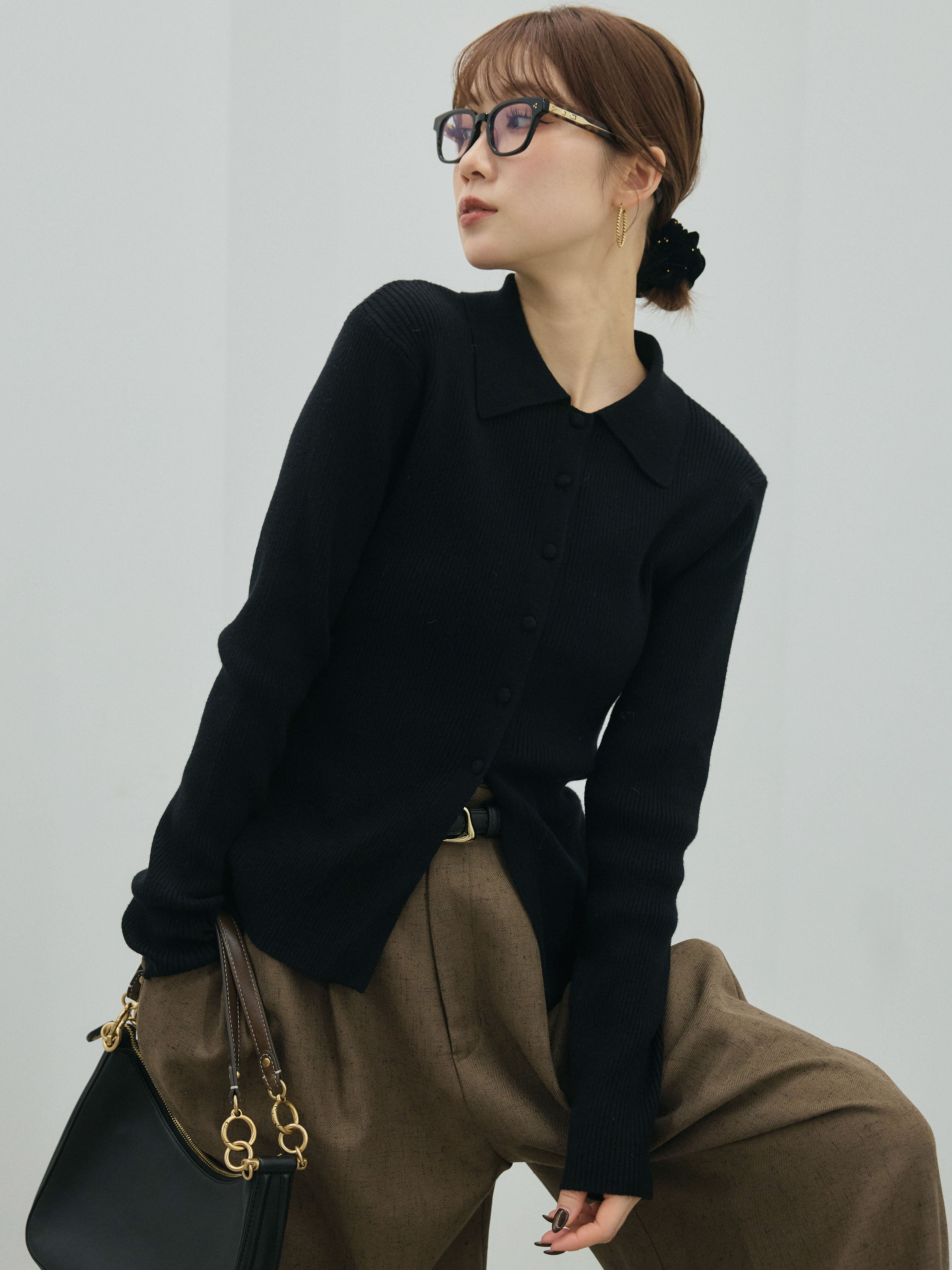 予約]くるみボタンポロリブニットトップス/black – Lumier