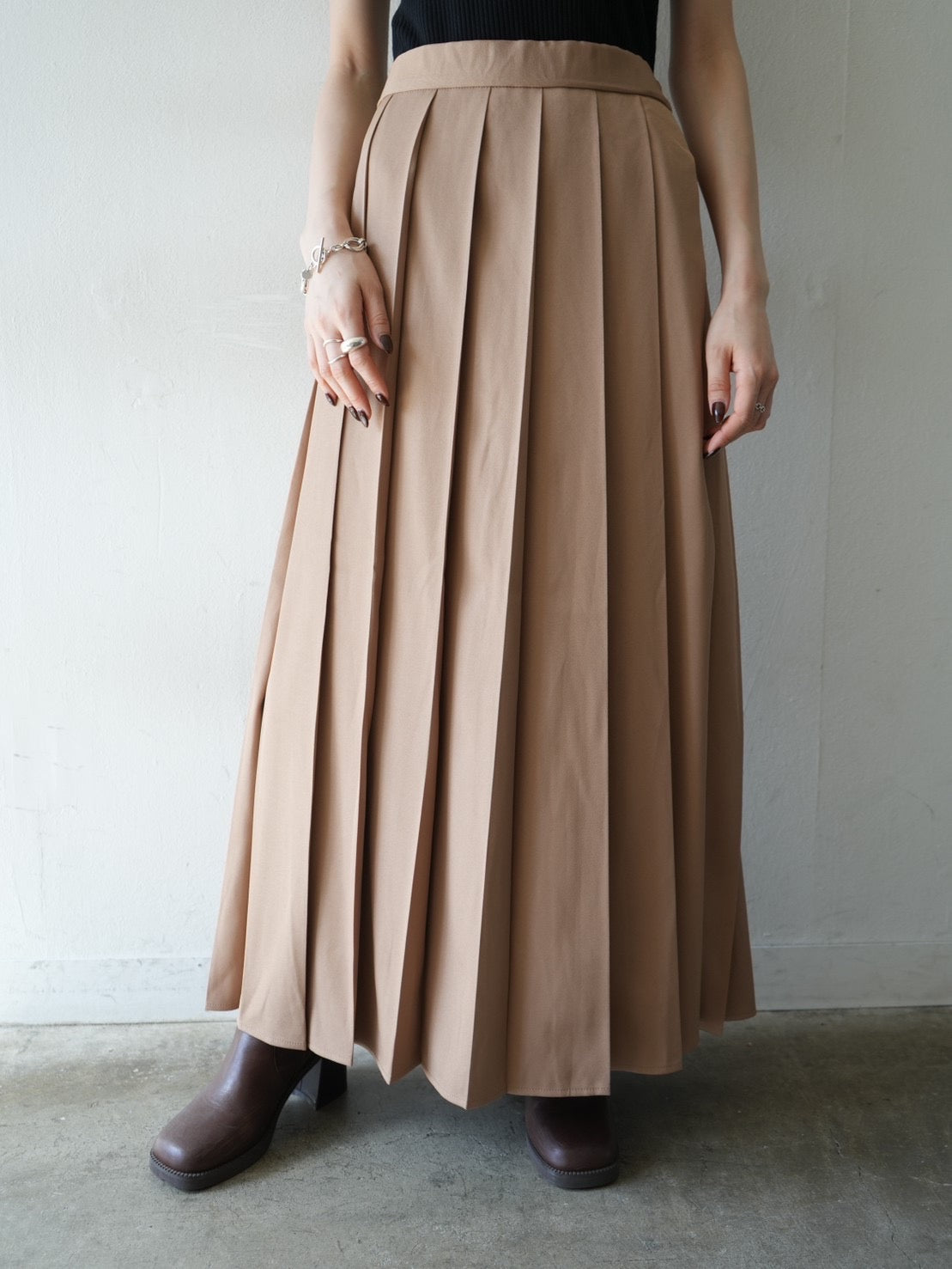 予約]タックプリーツマキシスカート/ベージュ – Lumier