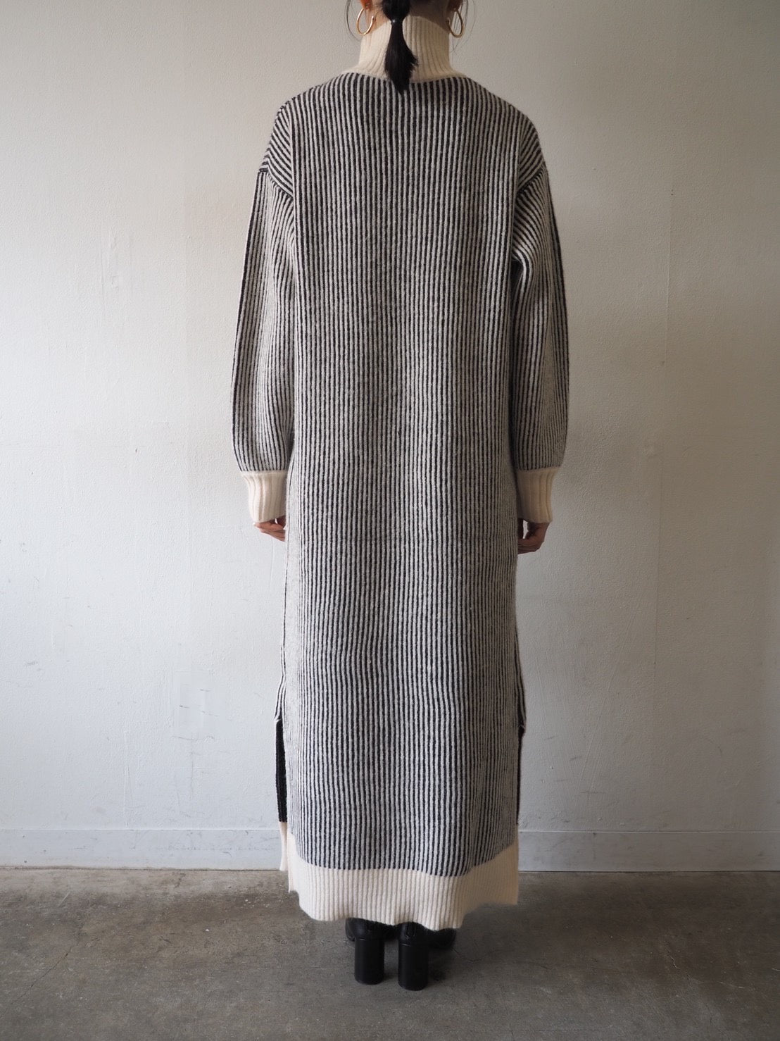 予約]起毛ストライプハイネックニットワンピース/ブラック – Lumier