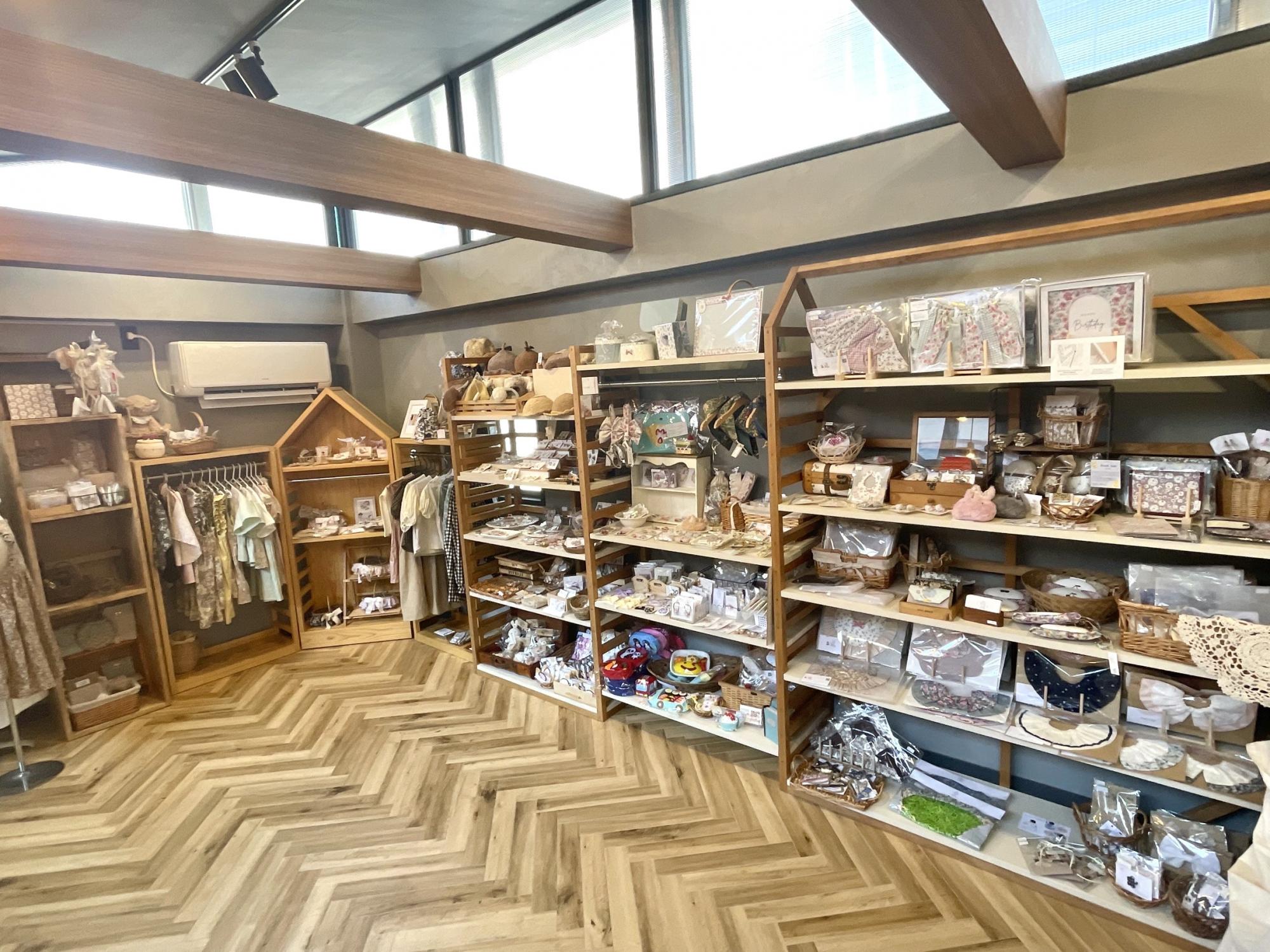 くりーにんぐ屋さんの中にあるハンドメイド雑貨屋さん『mama＊nico
