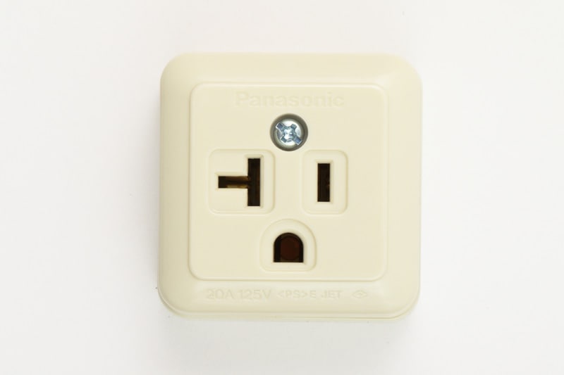 172082】15-20A兼用接地角型コンセント