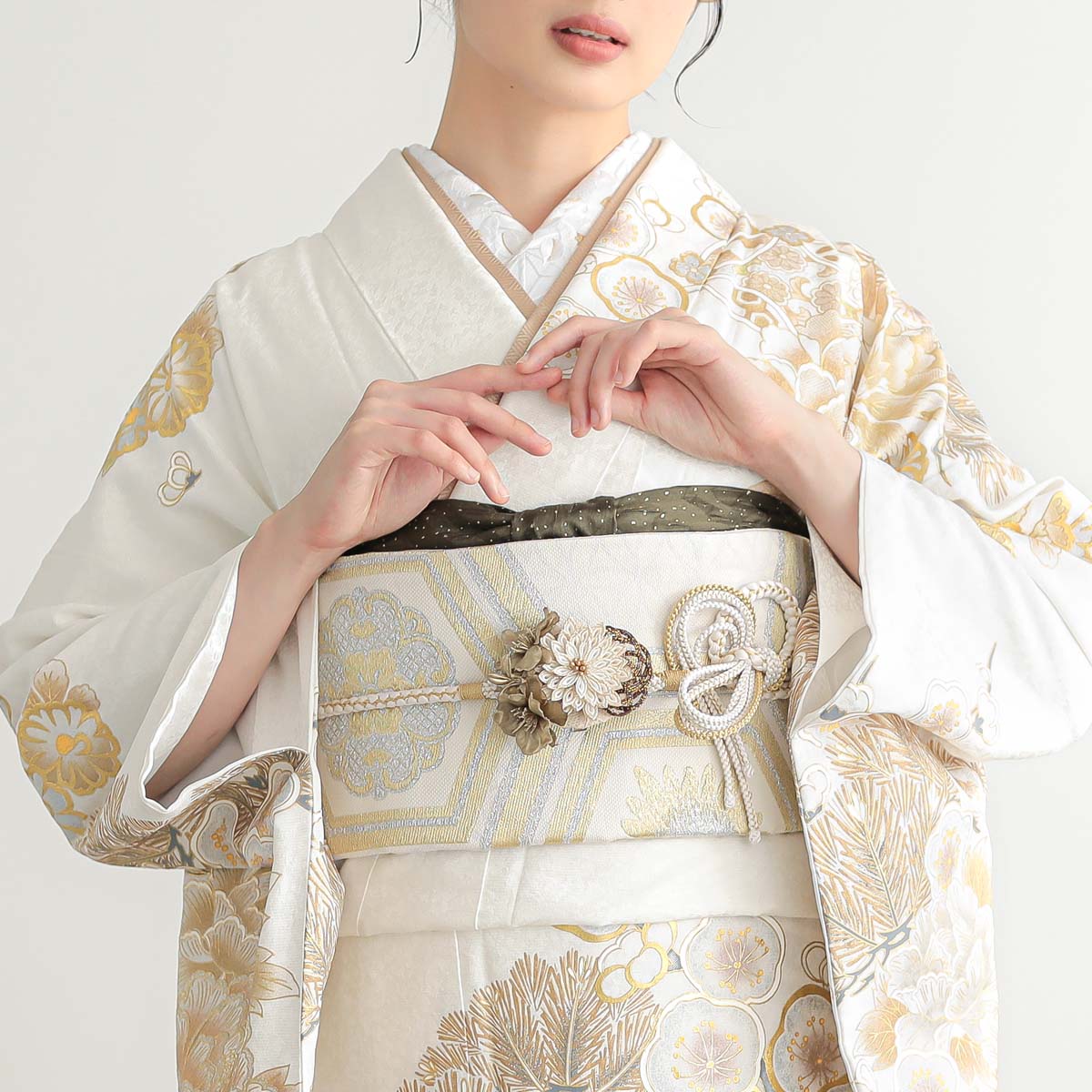 白金 牡丹に松竹梅（【振袖・袋帯・長襦袢のセット商品】） | FURISODE