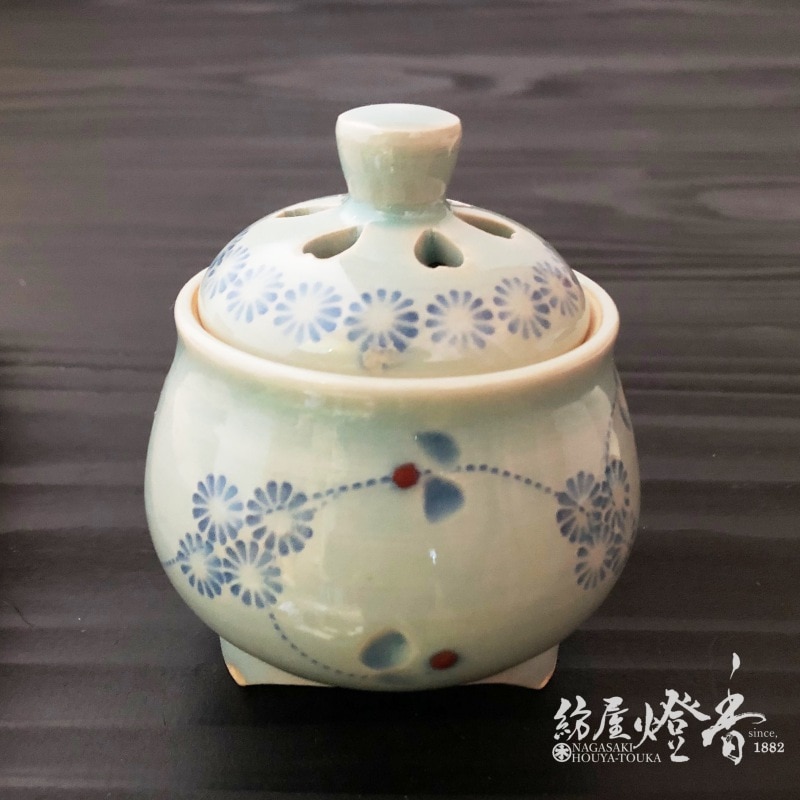 香器『香炉【青磁釉唐草彫(せいじゆうからくさほり)】[京焼・清水焼/稔