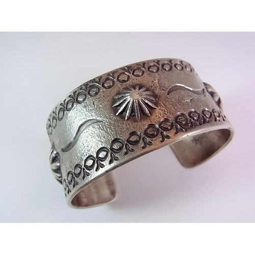 Lyndon Tsosieリンドンツォーシーのバングル｜マライカ公式通販