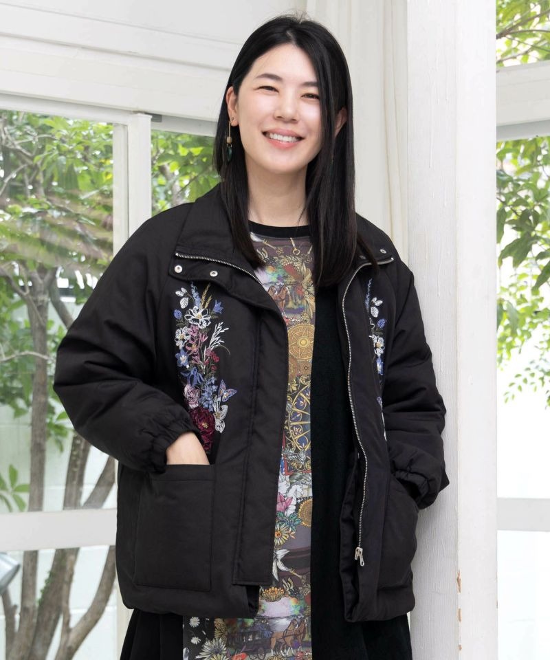 イズスカラー / 着丈調整可能2way 花刺繍中綿ロングブルゾン | BRAND