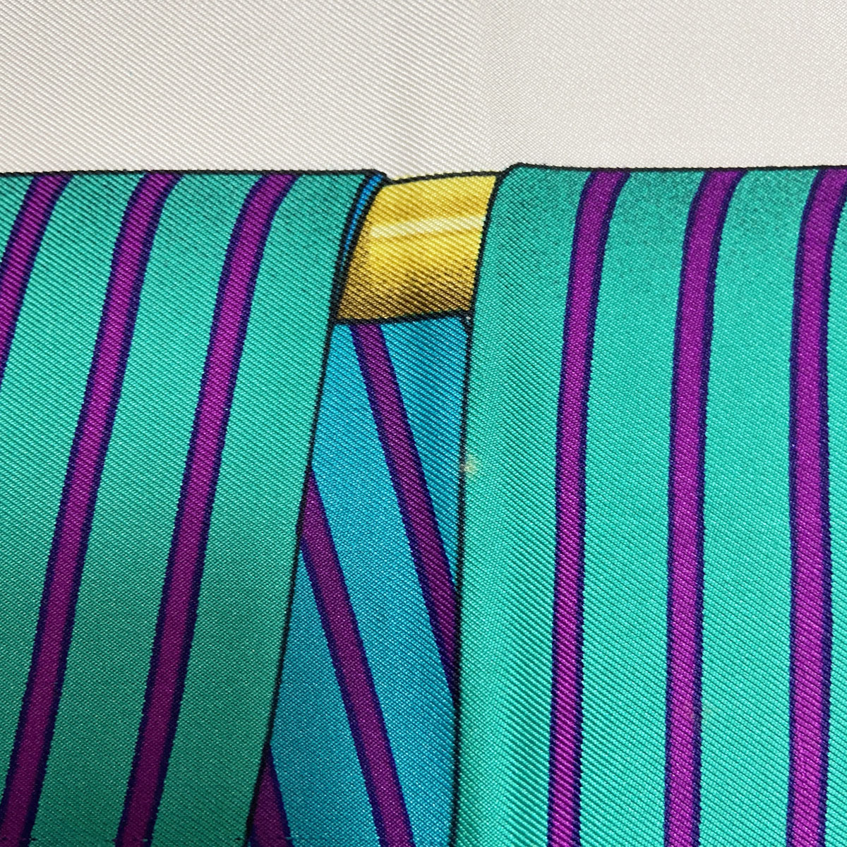HERMES エルメス スカーフ カレ90 『Les Sangles』 ベルト柄 シルク