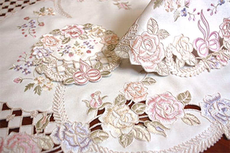 Ribbon ＆ Rose 刺繍＆カットワーク テーブルセンター 約30×45cm