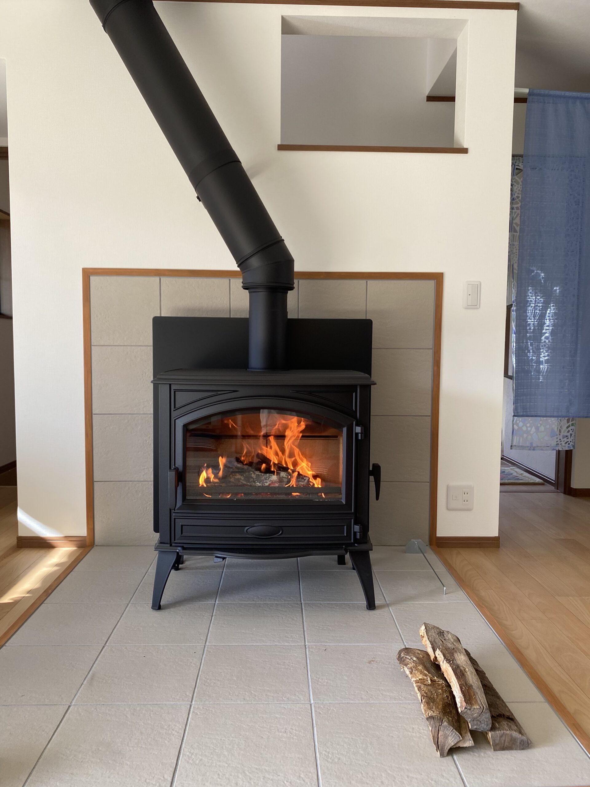 薪ストーブ工事】ベルギーの薪ストーブ。ドブレ。シンプル扱いやすい