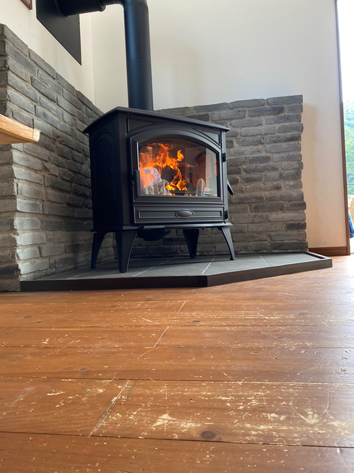 薪ストーブ工事】ステキな家族に念願の薪ストーブ、ベルギーの「ドブレ