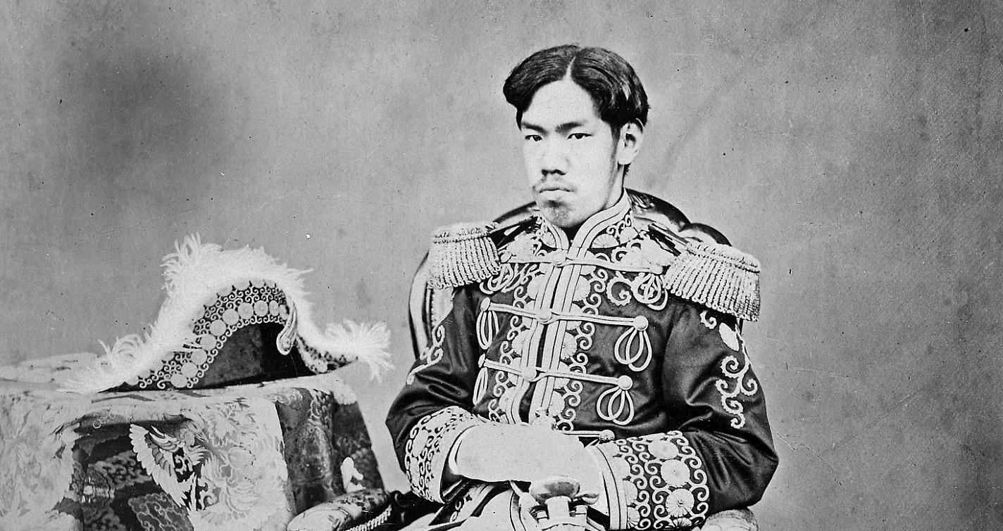 黄櫨染御袍を着用し、立纓御冠を着けた明治天皇（Wikipediaより