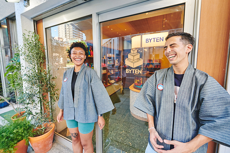 おいしいおかき、楽しいグッズ。『BYTEN』のENZOさんがカタチにした