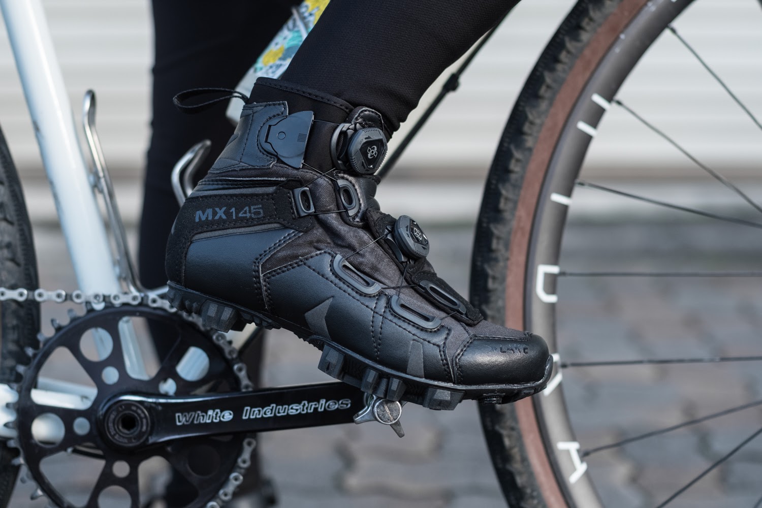 防水と防寒に優れたウインターライドを快適にしてくれるシューズ LAKE