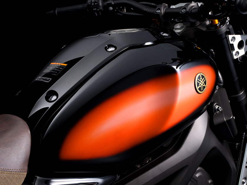 SR400の魂はXSRシリーズが継ぐ!? サンバースト塗装XSR900用純正タンク