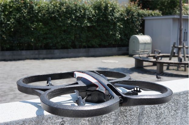 スマホで操作しHDムーヴィー撮影もできるラジコンヘリ：Parrot「AR