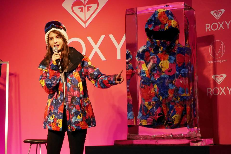ロキシー」と蜷川実花のコラボウエアお披露目にマギーが登場 - WWDJAPAN