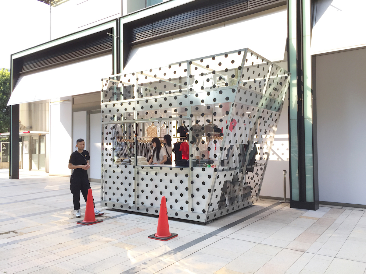 東京ミッドタウンに「ギャルソン」のプレイボックス出現、白いハートを