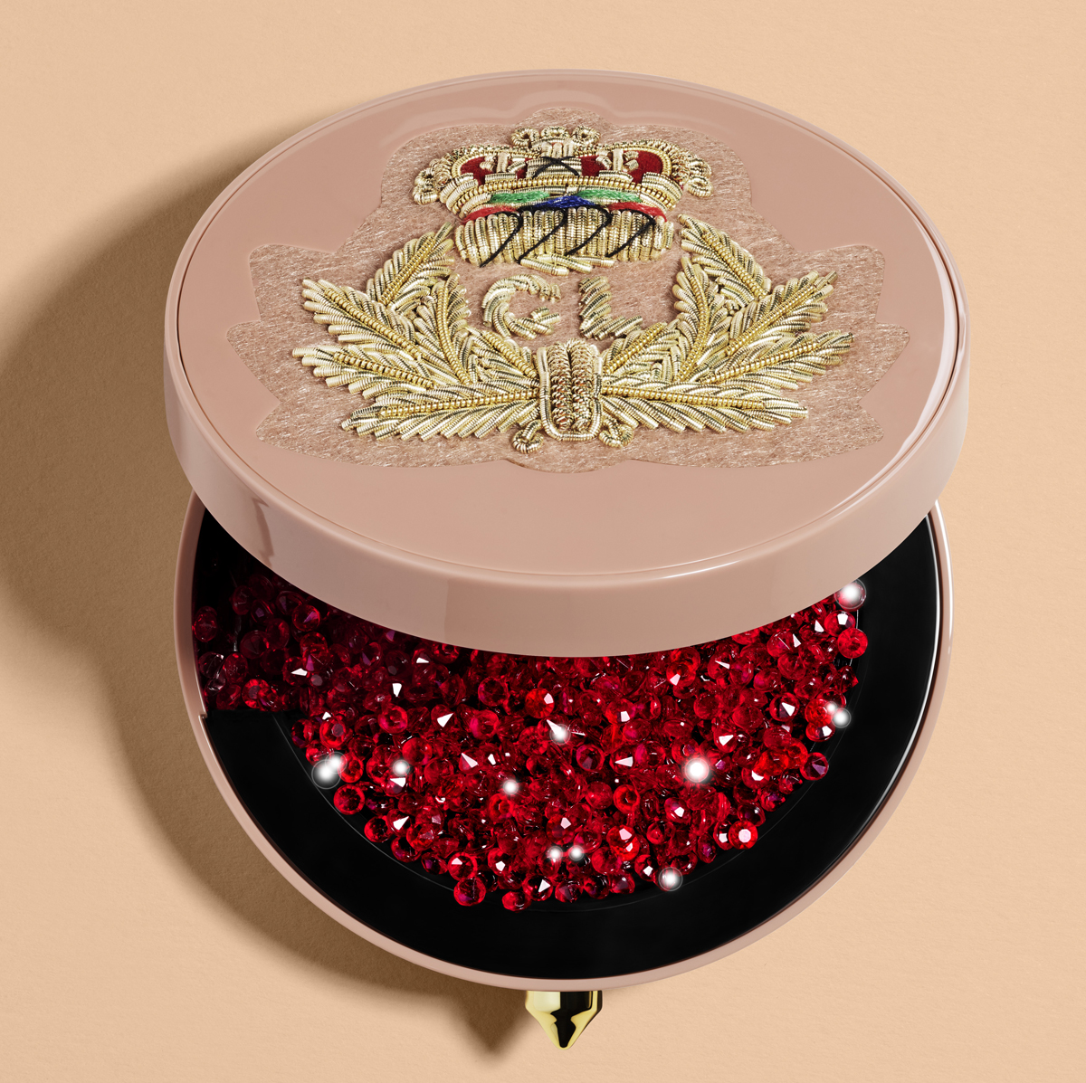 クリスチャン ルブタン ビューティ」がフェイスパウダー発売