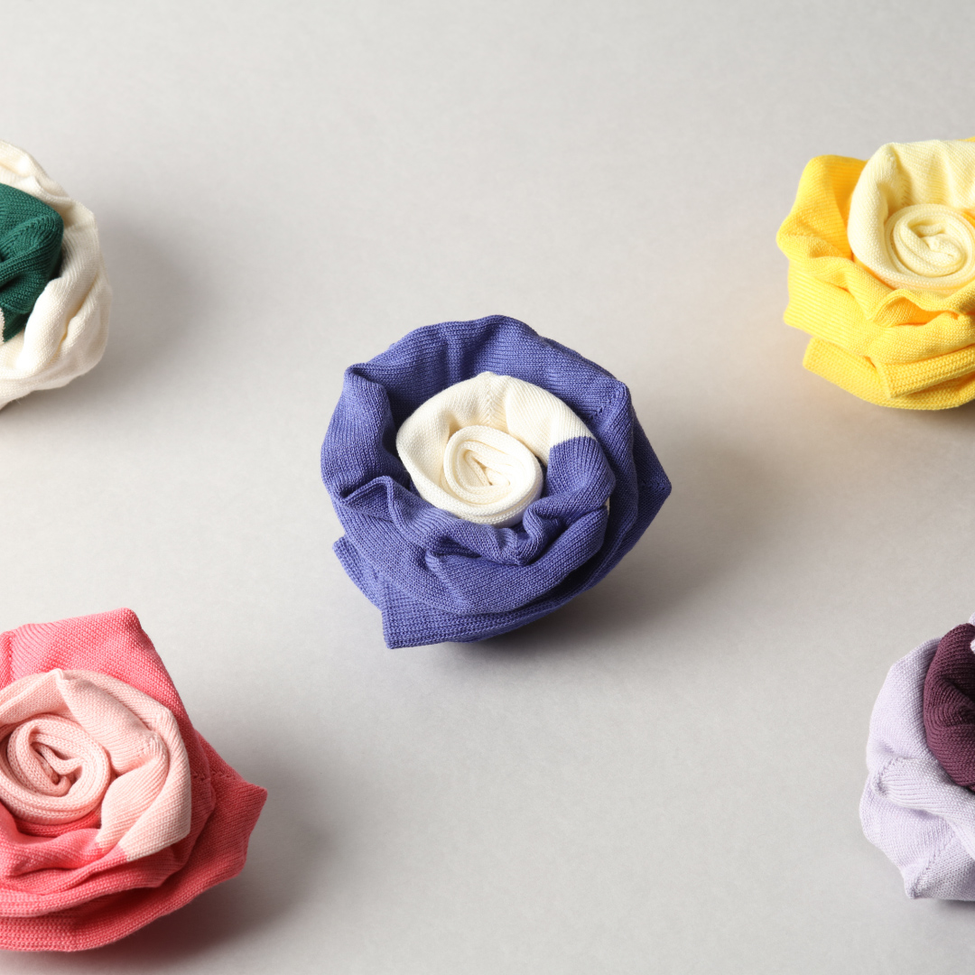 オム プリッセ イッセイ ミヤケ」が花を模したソックス“フラワーズ”を