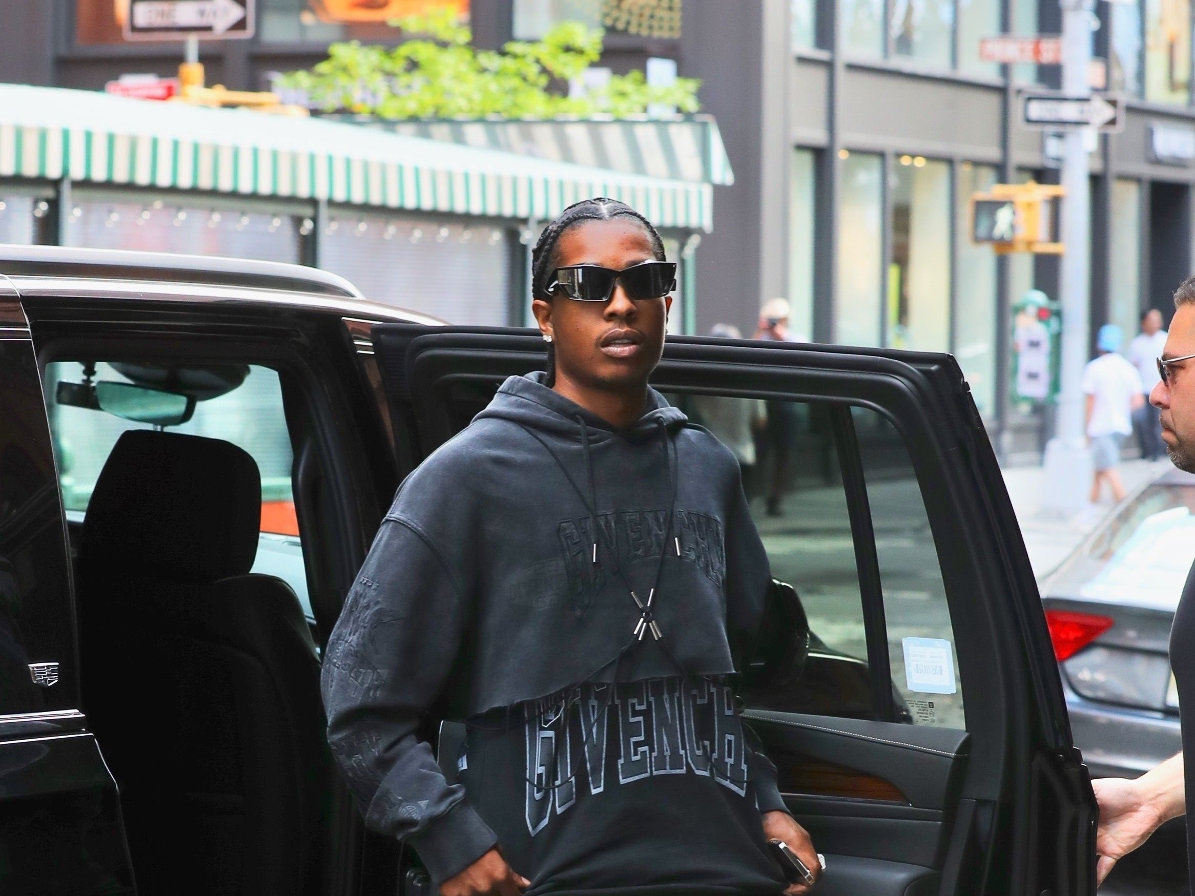 エイサップ・ロッキー、ジバンシィのレザースカートスタイルをNYで披露